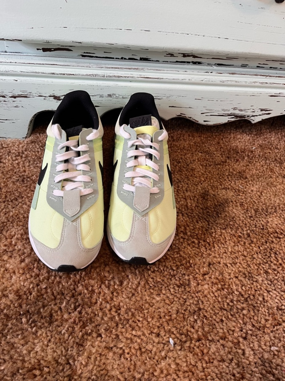 Nike Air Max Pre-Day sneakers in light liquid lime color. Women’s size 9.5 - Picture 2 of 7